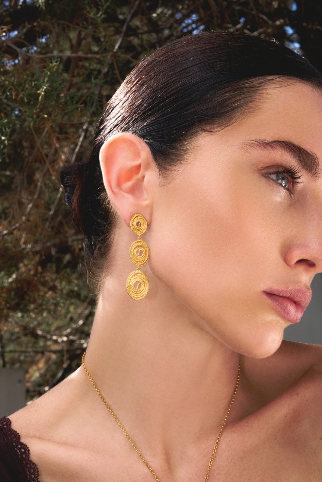 Sallantılı madalyon küpe, model profilinde