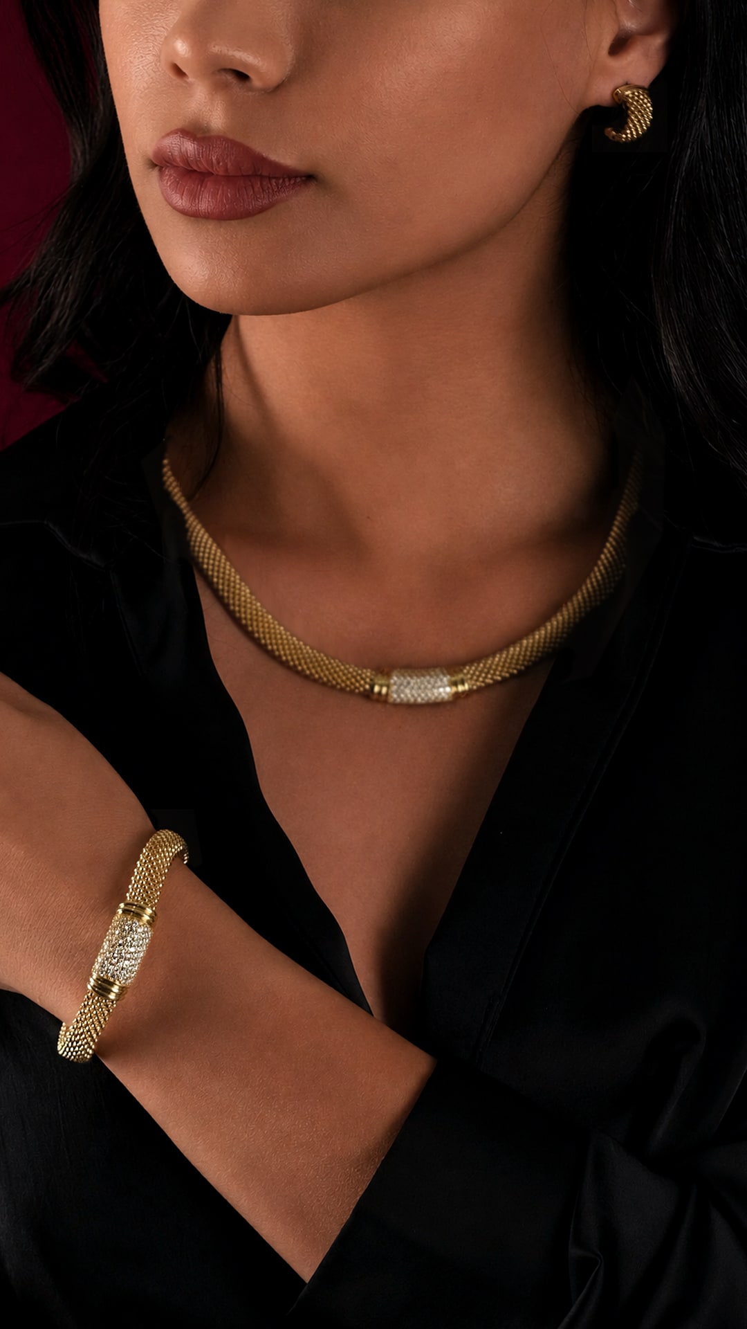 Sarı altın bileklik, model bileğinde