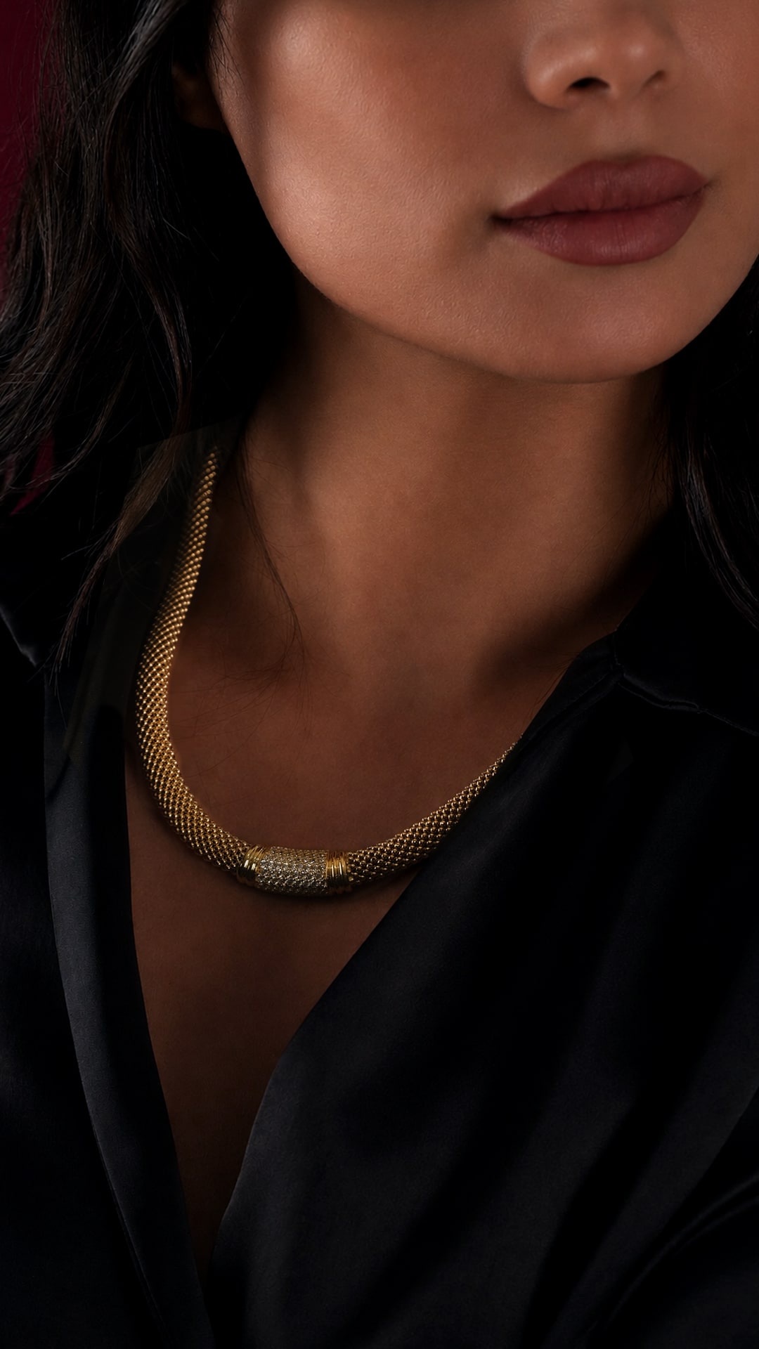 Sarı altın choker kolye, model üzerinde